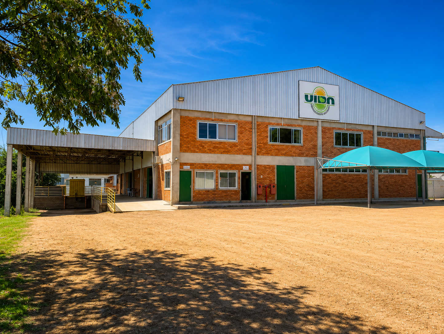 Planta industrial da Vida Desenvolvimento Ecológico com fachada de tijolos e logo da empresa