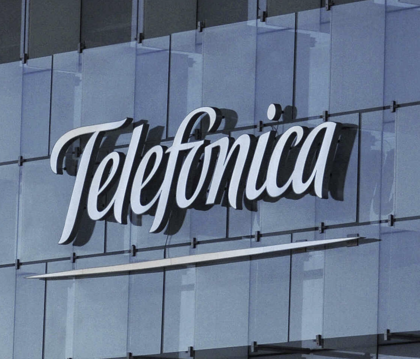 Fachada da Telefônica Celular com logo em destaque sobre painéis de vidro azul